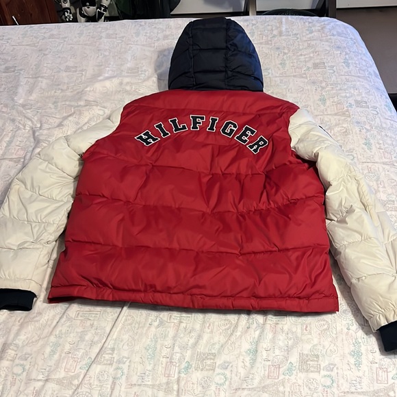 3 color Red White and Navy Blue Tommy Hilfiger jacket - Picture 4 of 6